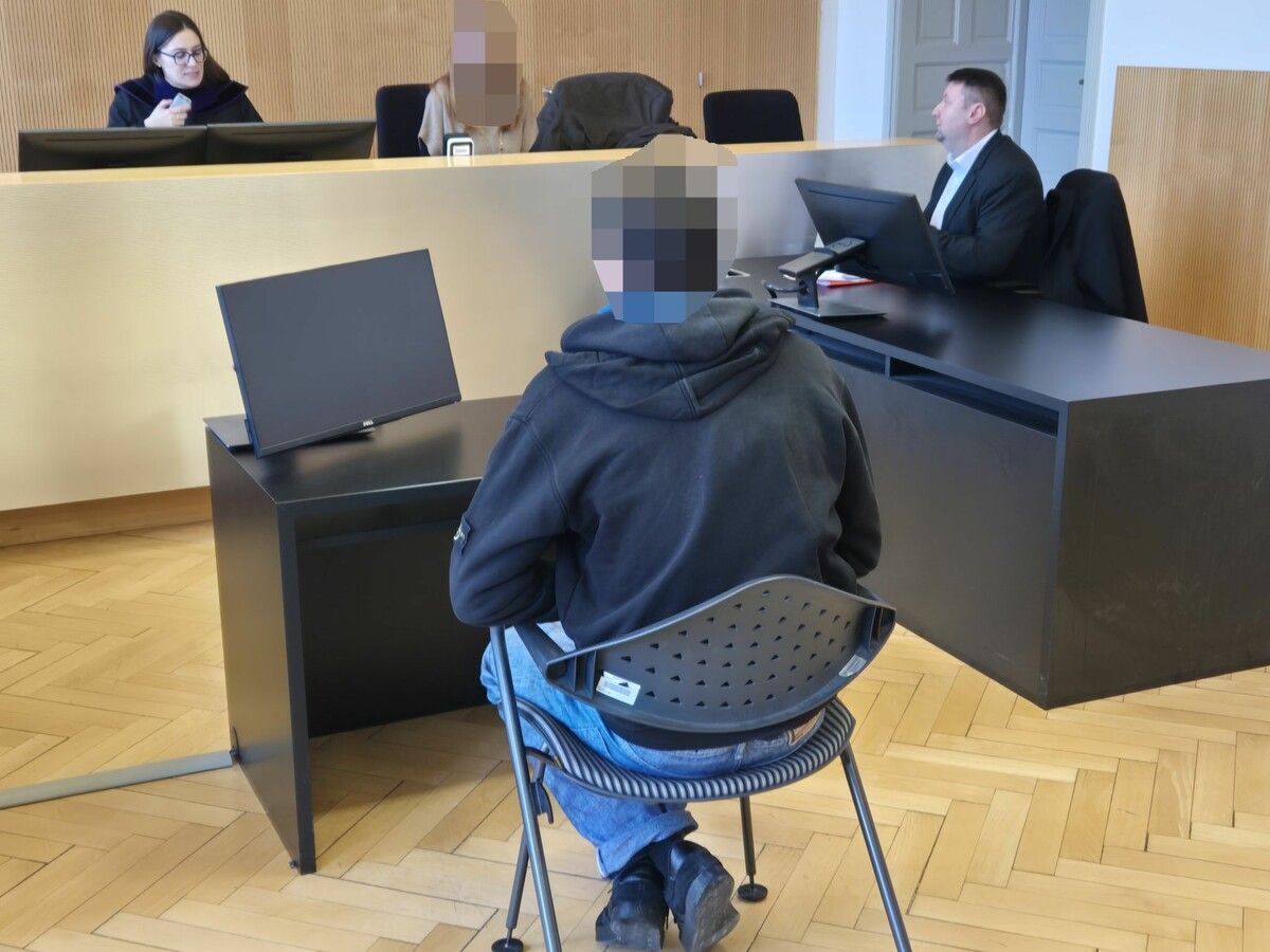 Gerade erst 14 Jahre alt geworden und schon vor Gericht: Der Angeklagte bei der Verhandlung am Landesgericht Feldkirch.⇒eckert
