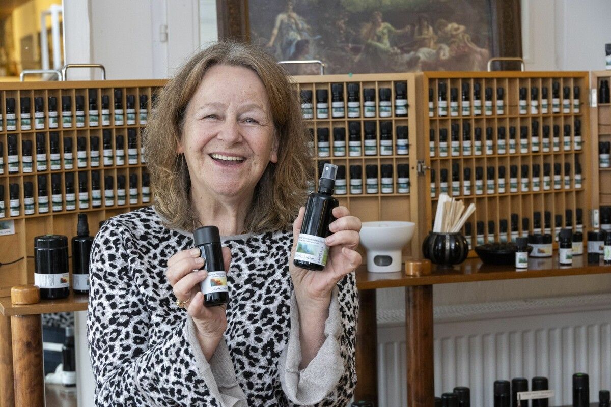 Gertraud Lüftenegger in ihrer Duftmanufaktur Arte Verde. ⇒VN/Paulitsch