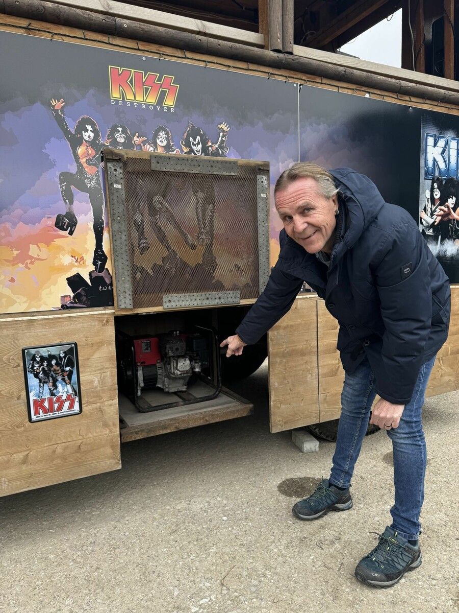 Gerwin Mayerhofer zeigt das Aggregat im Bodenraum. ⇒dos (3)