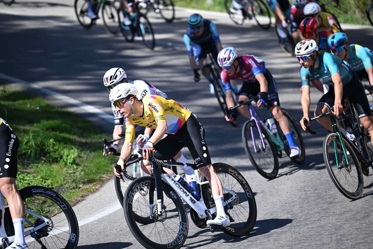 Giacomo Ballabio zeigt bei der Sardinien-Rundfahrt auf.⇒Stefano Sirotti