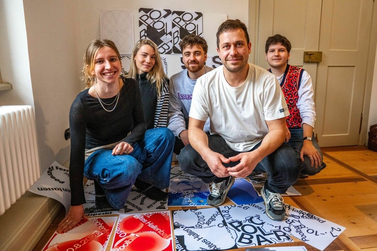 Grafiklabor-Leiter Michael Marte (vorne) mit den Studierenden Amelie, Jil, Emanuel und Peter. ⇒VN/Beate Rhomberg