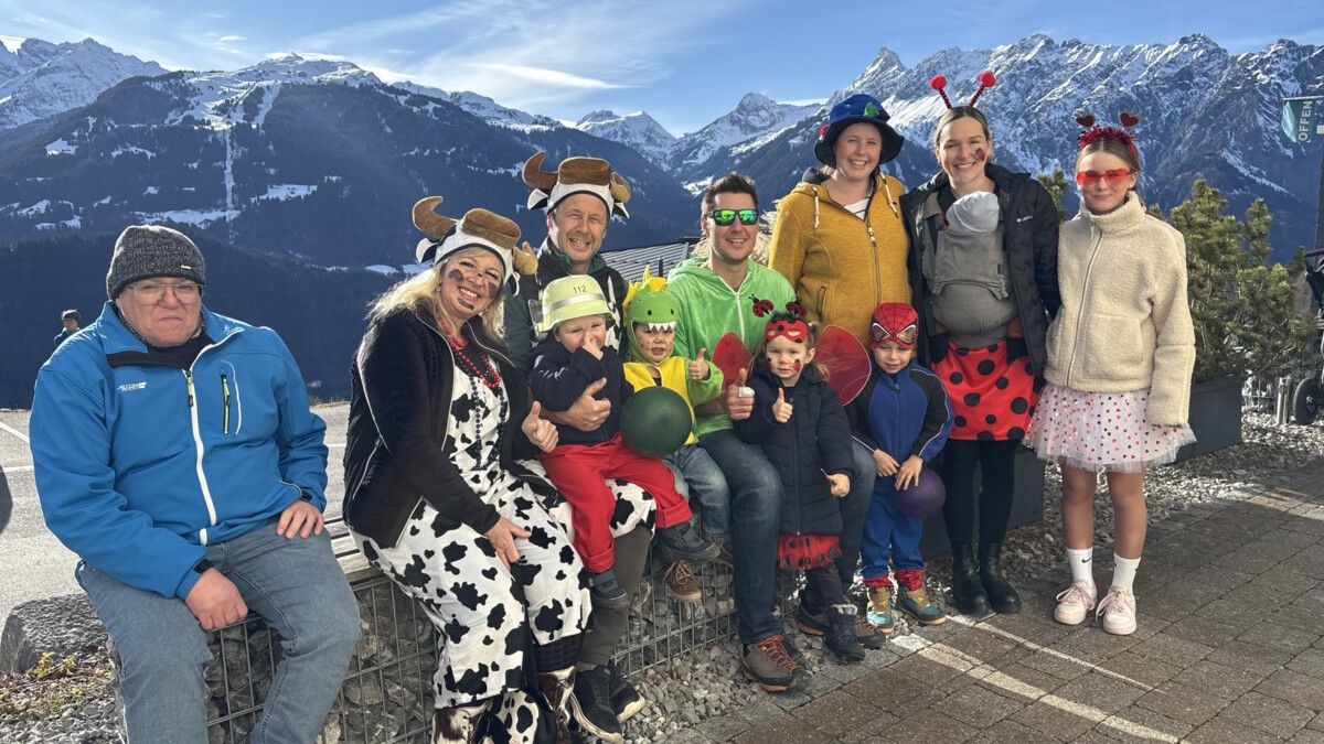 Groß und Klein, hier beim Gemeindesaal Bartholomäberg, ließen sich von der legendären „Bärger Fasnat“ verzaubern.⇒Gerhard Scopoli