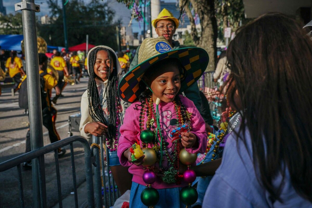 Große und kleine Fiernde nehmen an der Mardi-Gras-Parade in New Orleans, Louisiana, teil.