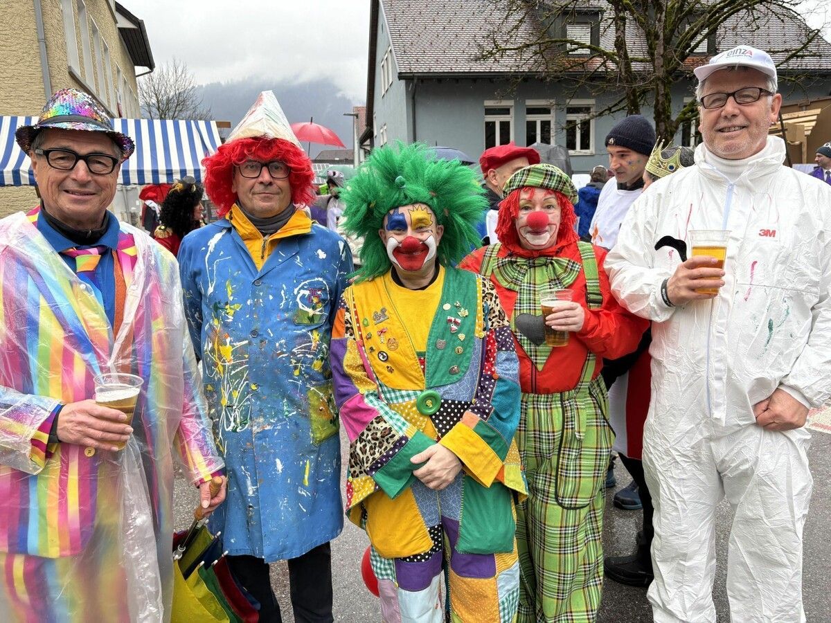 Günter Tschol (l.) freute sich, beim Bürser Fasnatumzug mittendrin statt nur dabei zu sein.⇒SCO (3)
