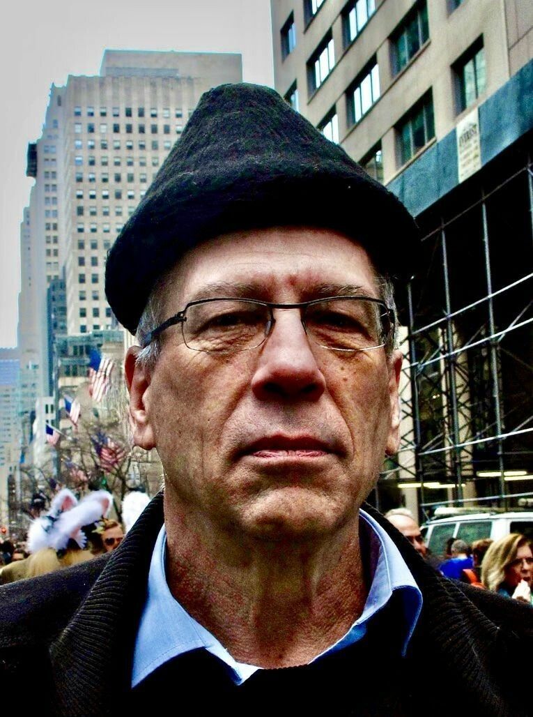 Hans Weiss mit der Wälderkappe seiner Großmutter. ⇒Trudi Weiss