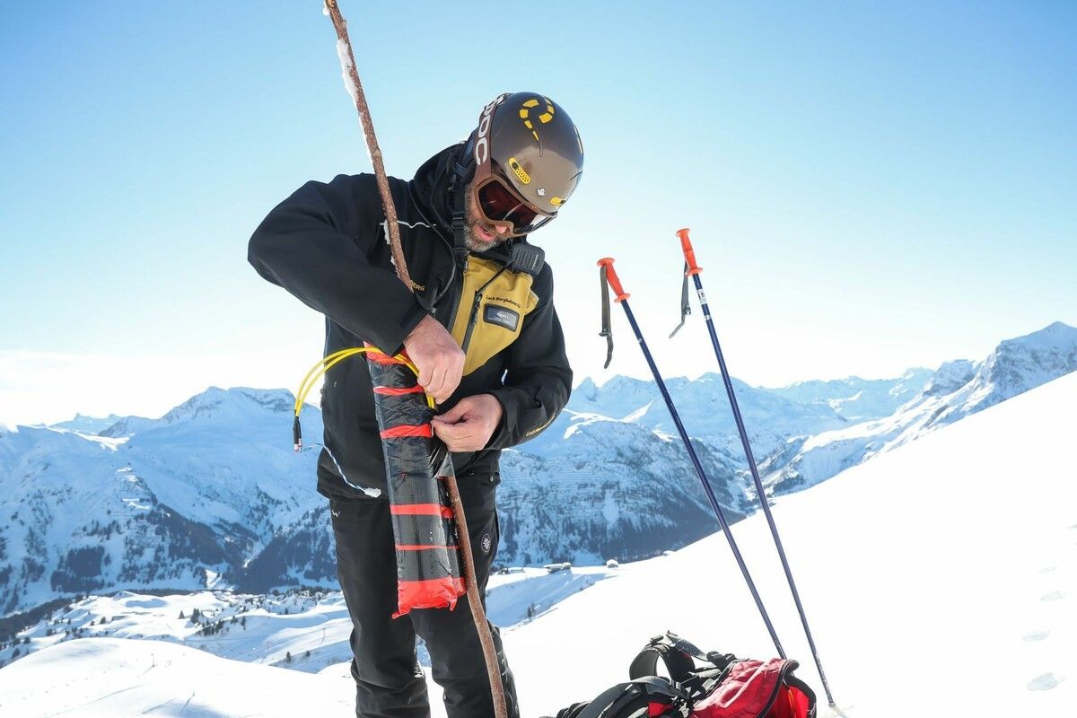 Harald Steinwender bereitet eine Handsprengung vor – die gefährlichste Methode einer kontrollierten Lawinensprengung.⇒VN/Steurer