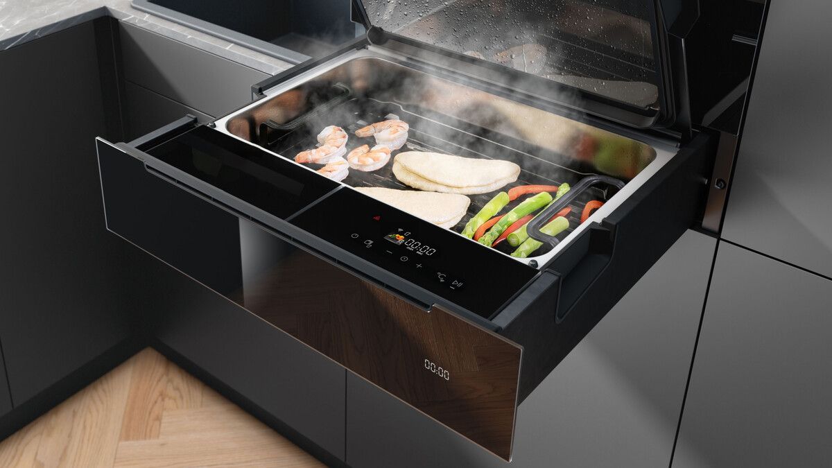 Hinter dieser nur 14 cm hohen schwarzen Glasfront steckt ein vollwertiger Dampfgarer mit 10 Automatikprogrammen.⇒AMK