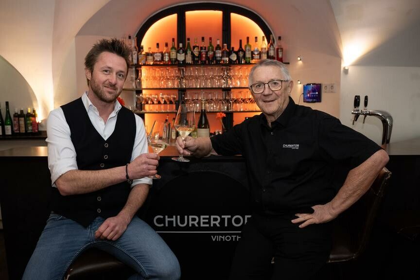 Hubert Schwarz stößt in „seiner“ Vinothek an – erstmals als Gast. „Für mich ist es ein Geschenk“, sagt er zur Übergabe. ⇒VN/Serra