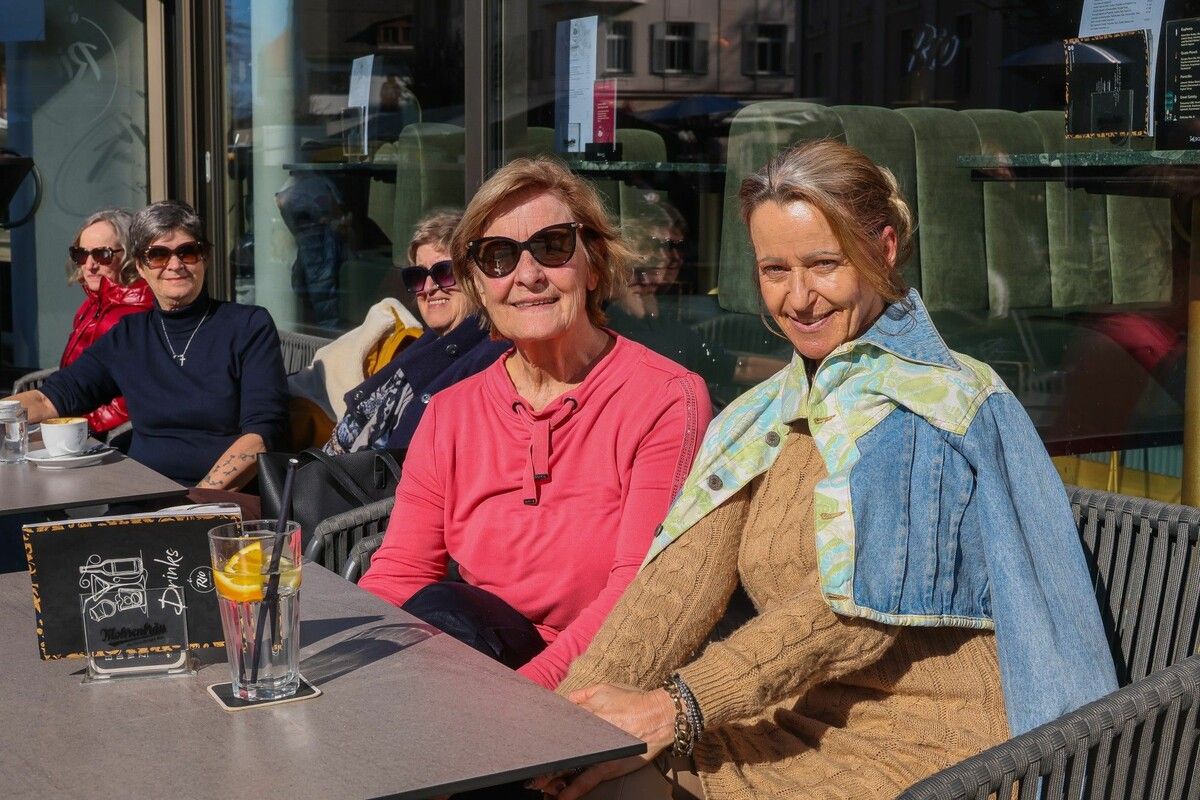 Ihre „Wohlfühloase“ haben Daniela De Luca und Margit Bonvecchio im Café Rio gefunden. Am Mittwoch genossen sie neben der Sonne auch den Kaffee.