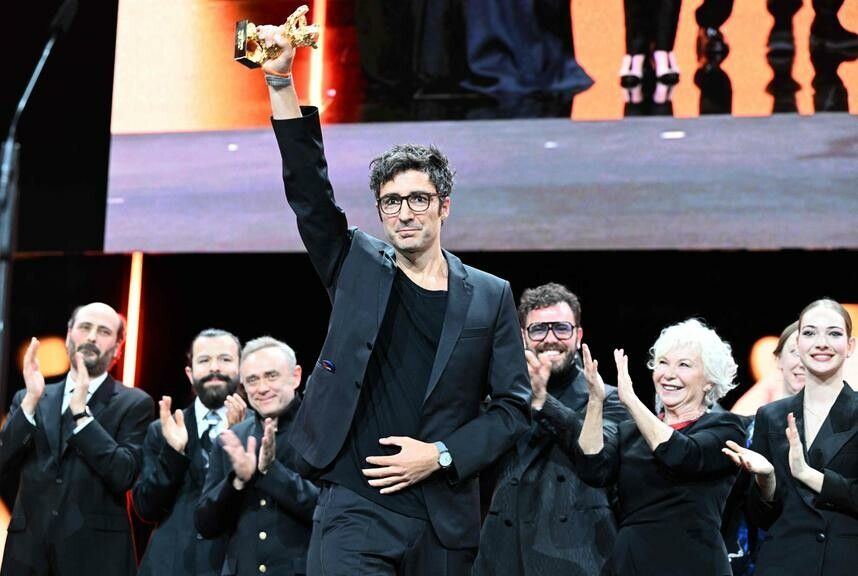 İlker Çatak nimmt den Goldenen Bären für sein Drama „Gelbe Briefe“ entgegen.⇒AFP