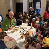 Kleine Mäschgerle am Altar