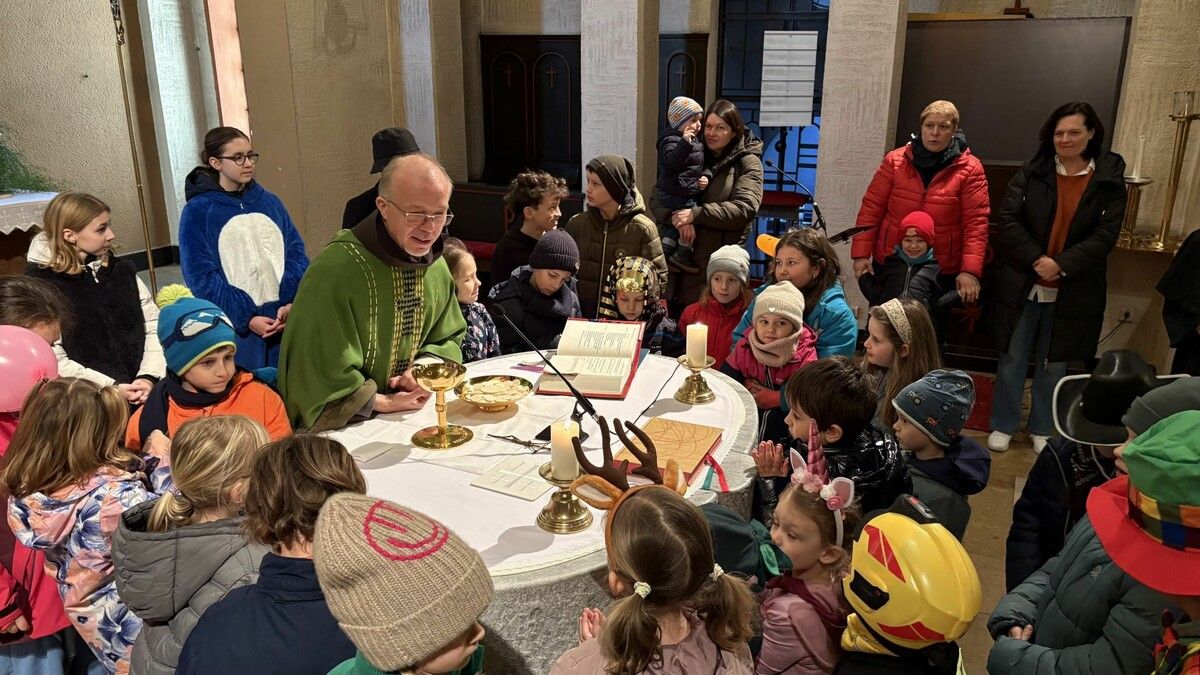 Im Anschluss an die „Kinderkirche“ scharten sich die Kinder mit Pater Guido um den Altar der Pfarrkirche Bludenz Heilig Kreuz.Gerhard Scopoli