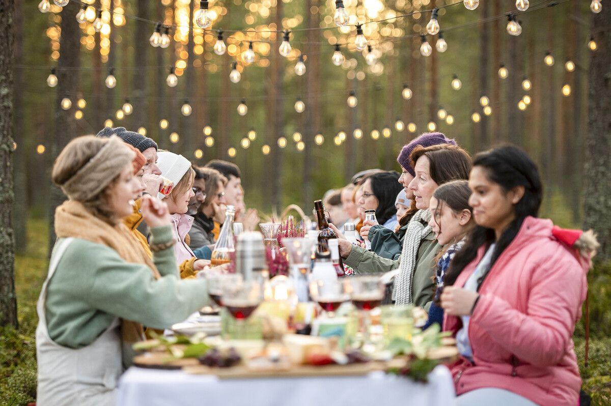 Im August wird Oulu mit einer langen Festtafel zum Gemeinschaftsraum.⇒Lauri Kaikkonen