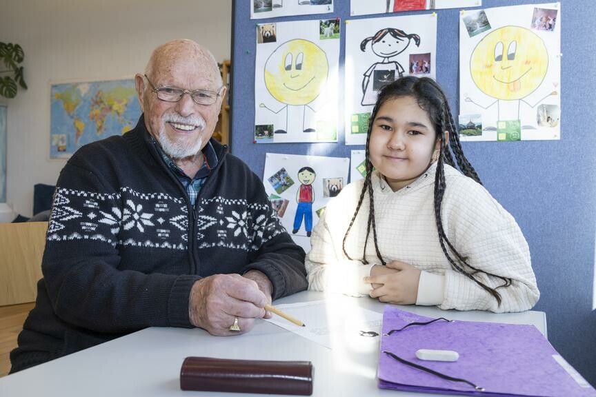 Im Lerncafé begegnen sich Alt und Jung. Helmwart Zortea hilft Rahil bei den Hausaufgaben. Das Mädchen freut sich über die Unterstützung. ⇒VN/Paulitsch (2)