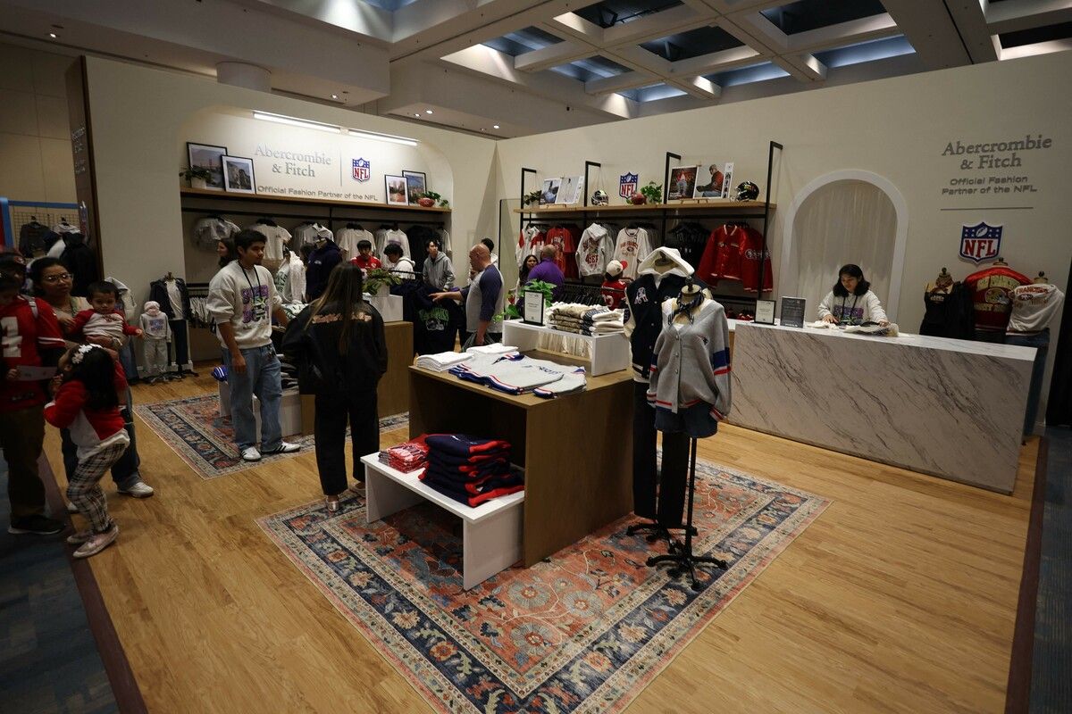 Im Moscone-Center in San Francisco gibt es für jeden NFL-Fan ein passendes Souvenier rund um die Super Bowl LX.⇒apa