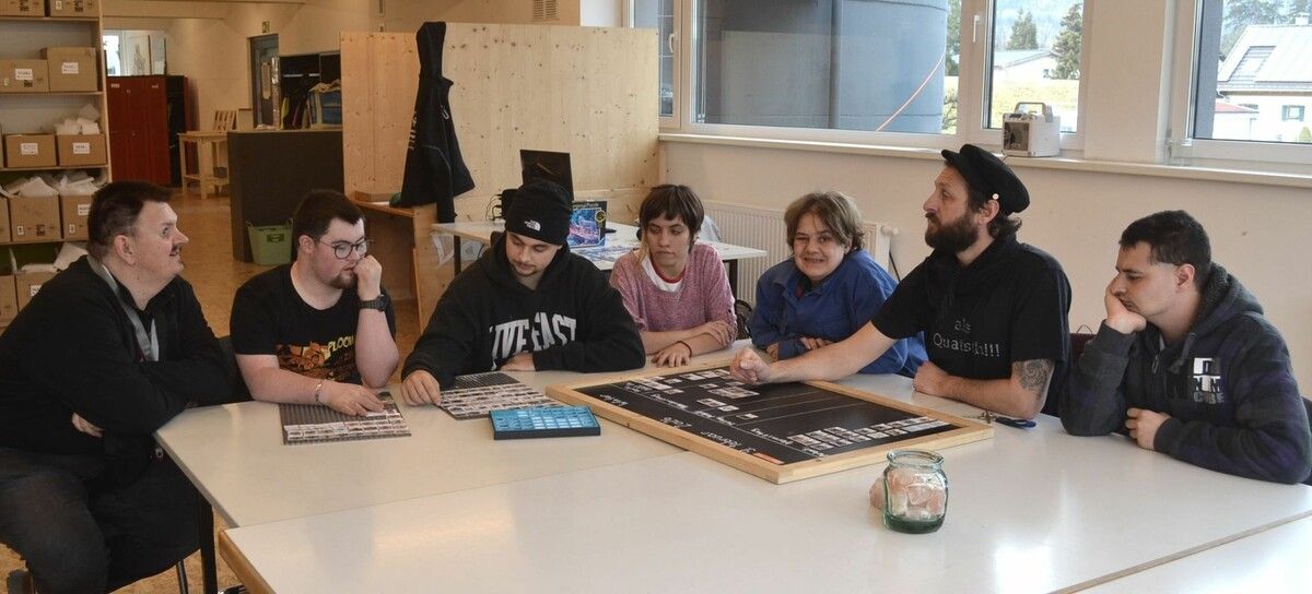 Im Team werden die anstehenden Arbeiten besprochen. ⇒Caritas/Elke Kager (2)