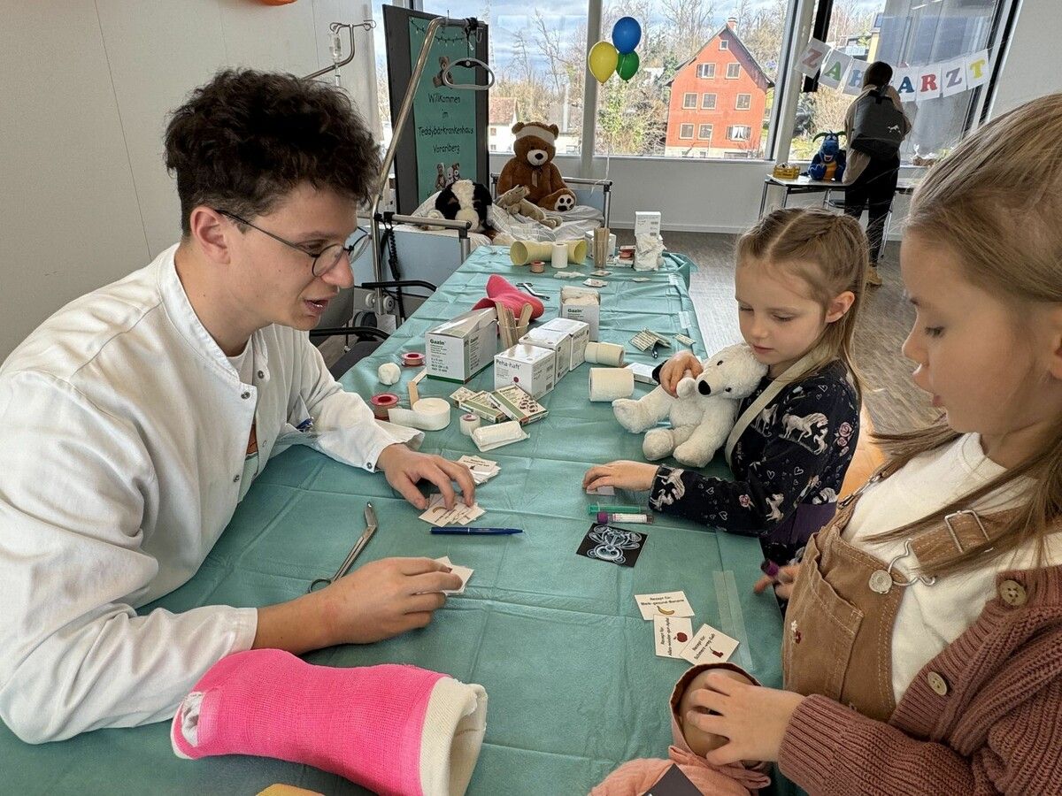 Im Teddybärenkrankenhaus wird die nächsten Tage fleißig operiert. ⇒DOS