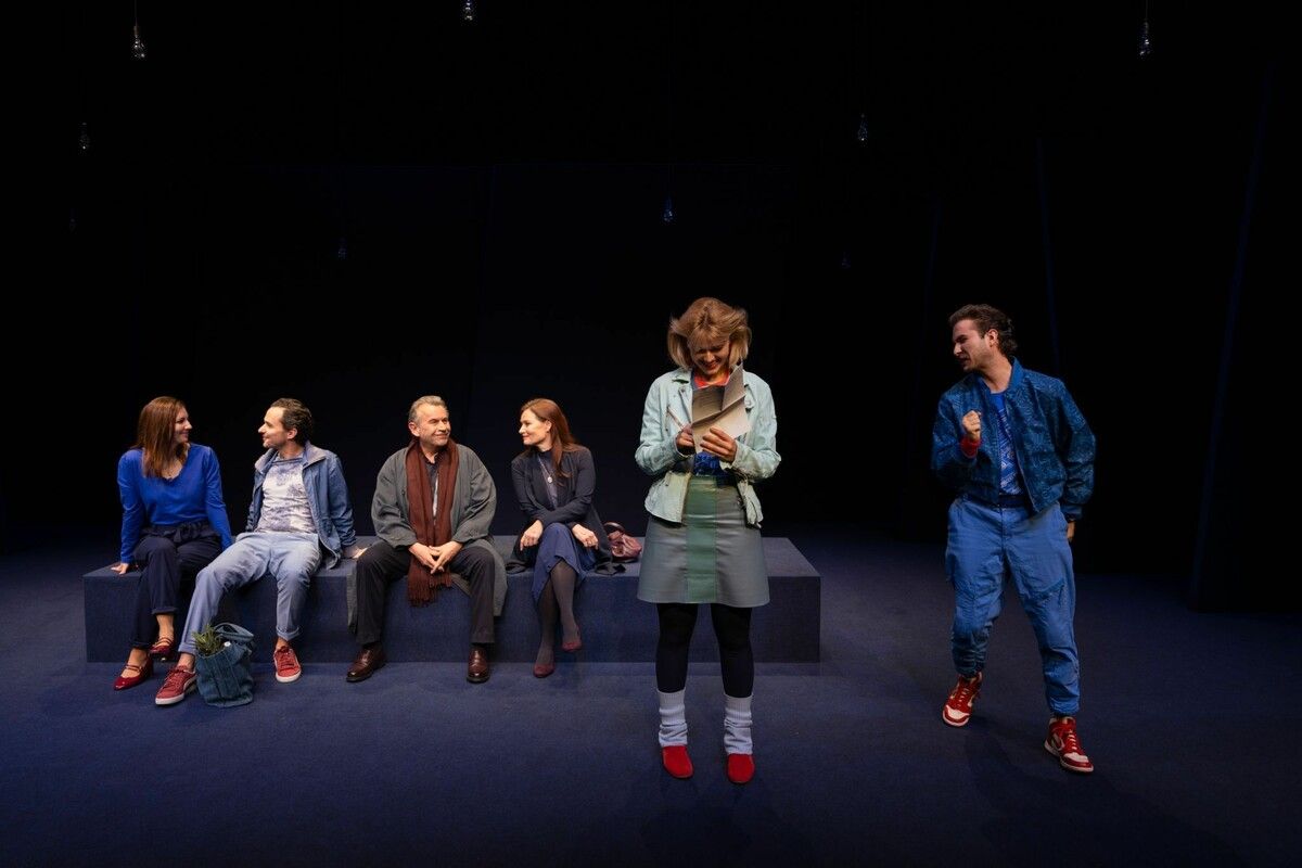 Im Theater Kosmos wird mit „Halten, bleiben, leben“ eine Partnerschaft über Jahrzehnte hinweg erzählt – präzise, berührend und großartig gespielt.⇒Sarah Mistura