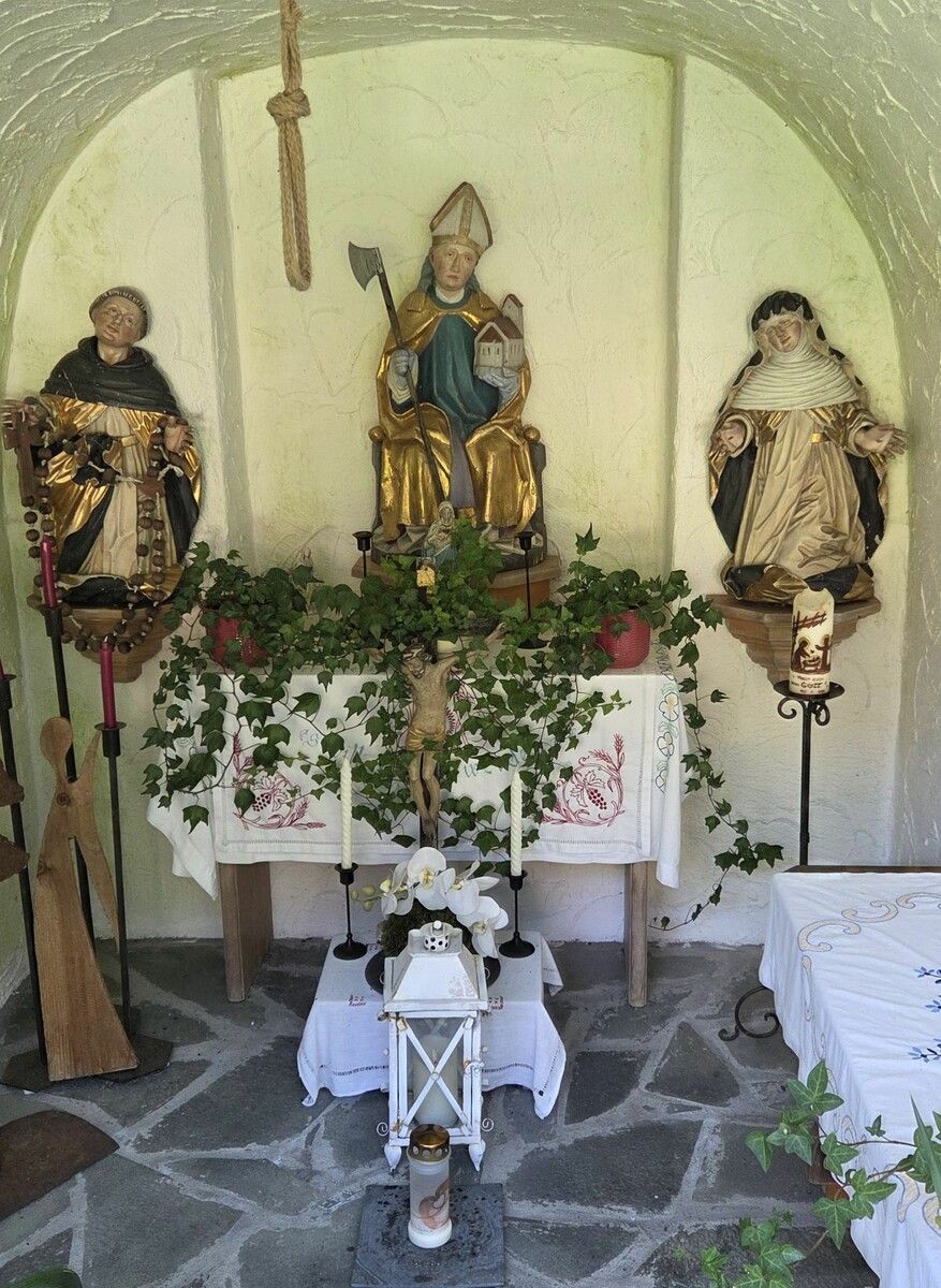 Im Zentrum des Altars steht die Statue des Hl. Wolfgang.⇒os (2)