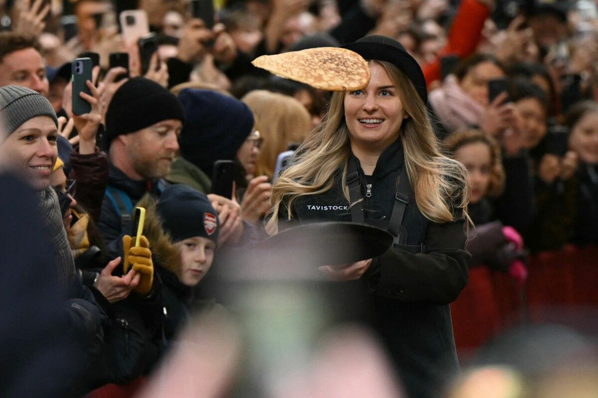 In London fand gestern das jährliche Pancake-Day-Rennen statt, einer Tradition am Faschingsdienstag, auf dem Leadenhall Market.