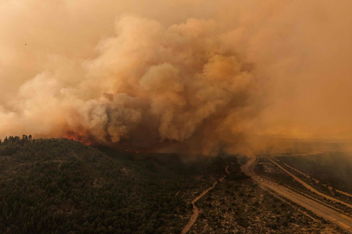 In der ländlichen Gegend von Epuyen in der patagonischen Region der Provinz Chubut, Argentinien, wütet derzeit ein riesiger Waldbrand.