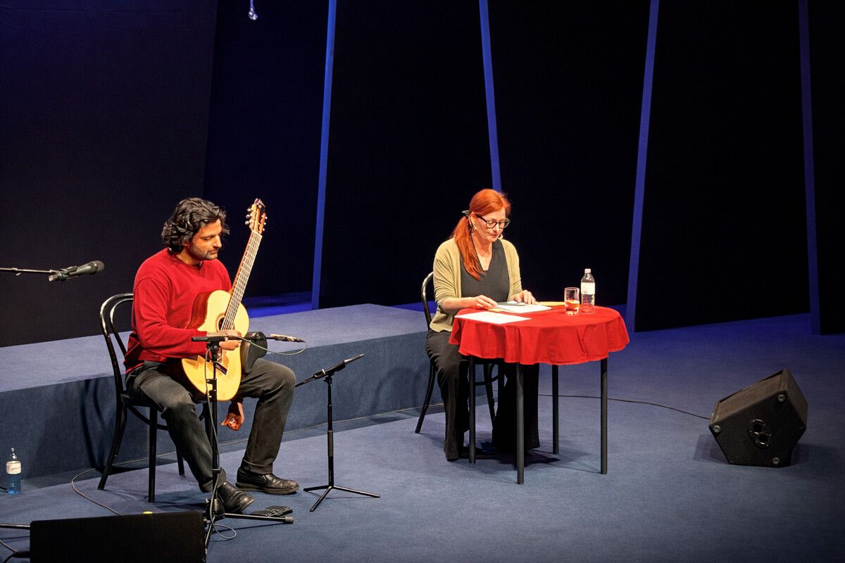 „Jenseits der Grenze“ von und mit der großartigen Sabine Lorenz und dem Gitarristen Amin Asgari. ⇒Andreas Marte