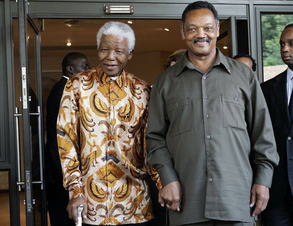 Jesse Jackson (r.) mit Südafrikas Freiheitsikone Nelson Mandela bei einem Treffen 2005.⇒afp (2)