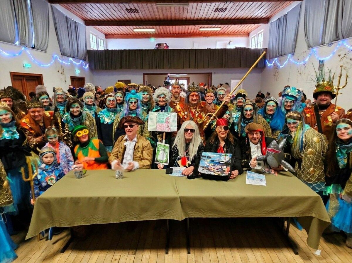 Jetzt regiert in Lochau die „Bäumler Unterwasserwelt“: Närrische Verurteilung der entmachteten Gemeindemandatare mit Judith Wellmann, Vize-Bgm. Stephan Schnetzer, Bgm. Frank Matt, Petra Böck und Christophorus Schmid vor viel Publikum in der alten Festhalle.⇒BMS (4)