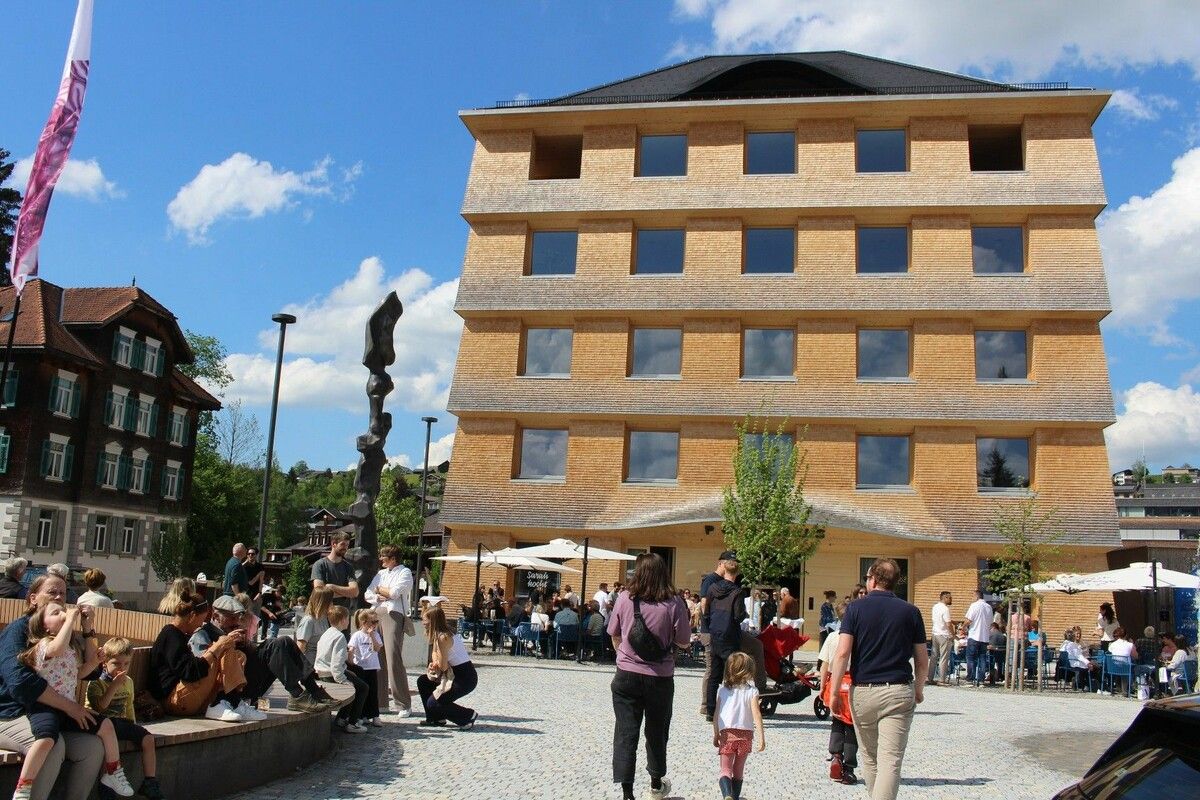 Egg punktet beim Wettbewerb von LandLuft – „Nutzen, was da ist“ u. a. mit der innovativen Nachnutzung des Areals des alten Postgebäudes, das durch das Posthus ersetzt wurde. ⇒Peter Strauss (2)