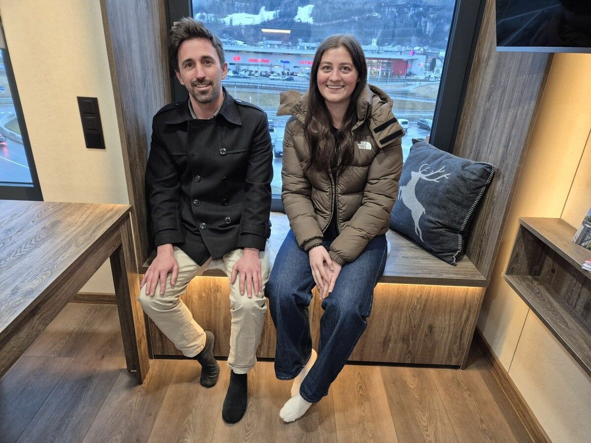 Julia Lampert und Stefan Vith (beide Geschäftsführer der Cube Immo GmbH) sitzen auf der großzügigen Fensterbank.
