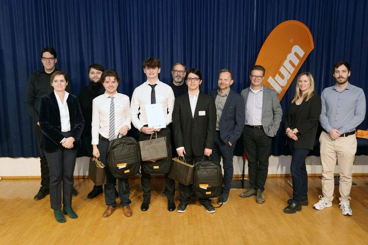 Jurorinnen und Juroren des DigBiz Awards mit dem Siegerteam David Kathrein, Ömer Yenidede, Luca Raffeiner für das Projekt „Einsatzplaner – Jüdisches Museum Hohenems“. FA/HAK