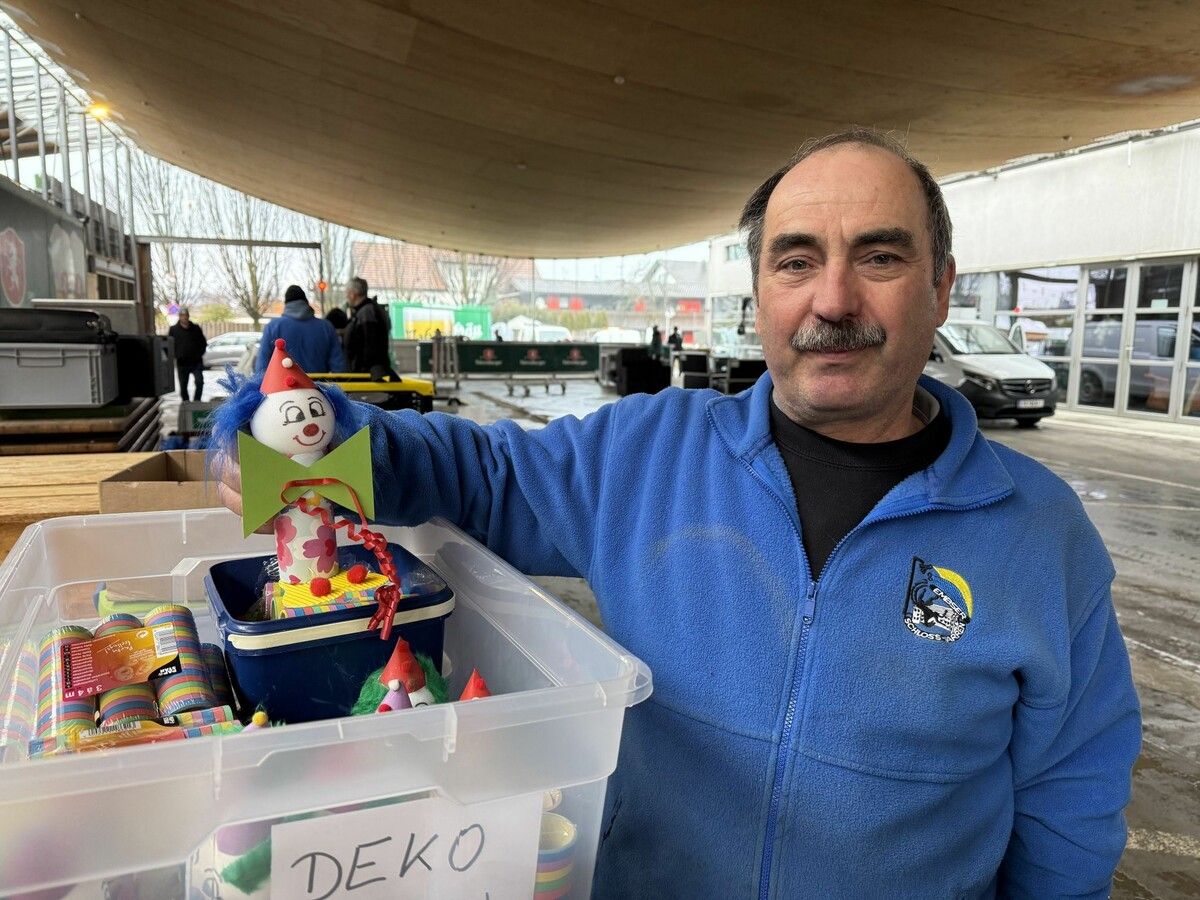 Karl-Heinz Sutter hilft an vorderster Stelle, wenn die Tische in der Werkstoffhalle dekoriert werden.⇒VOL