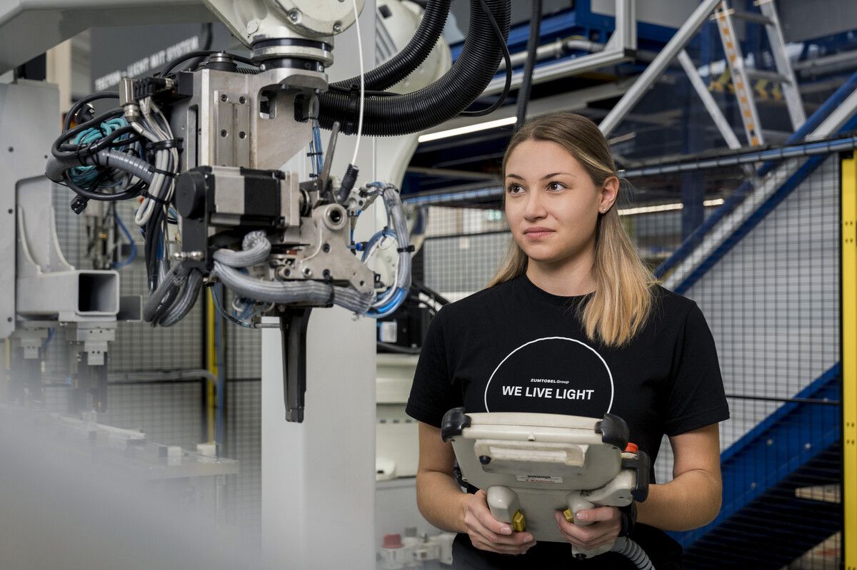 Kerstin Bertsch (28) absolviert über die Duale Akademie eine verkürzte Ausbildung zur Mechatronikerin bei Zumtobel. ⇒M. Kreyer
