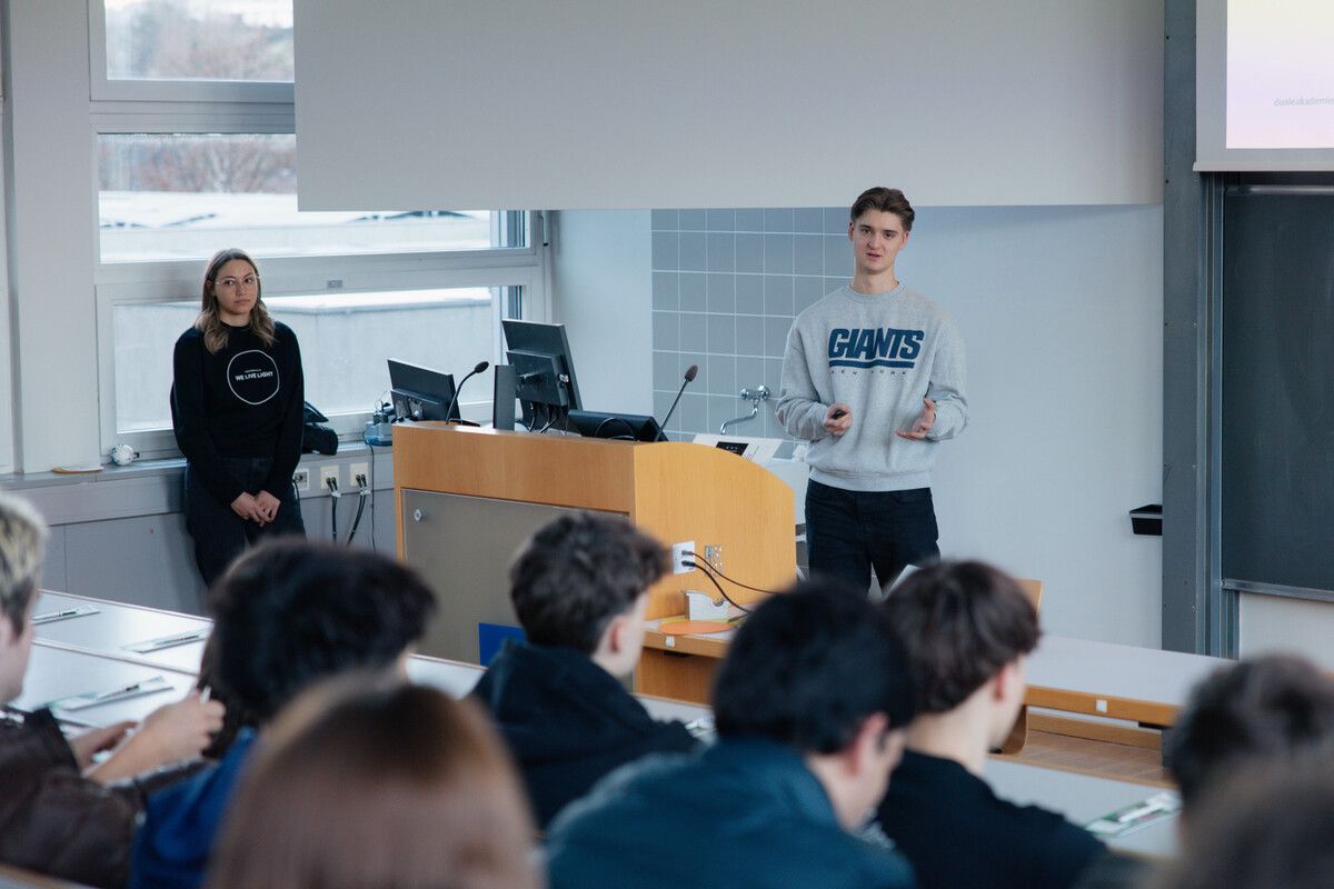 Kerstin Bertsch und Nico Augustin entschieden sich für den Weg der Dualen Akademie und berichteten über ihre Erfahrungen.⇒WKV/Vrabl
