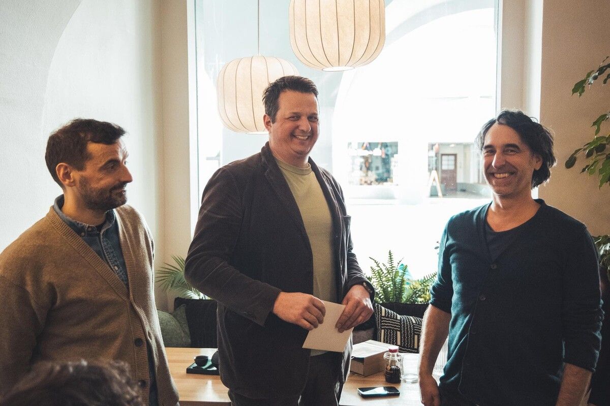 Klaus Österle und Florian Mettauer verabschieden Oliver Ruhm (m.). Er ist nun auch als Miteigentümer ausgeschieden.⇒zeughaus