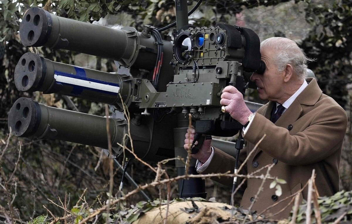 König Charles III. hantiert während eines Besuchs bei der 7. Luftverteidigungsgruppe der Royal Artillery in der Baker Barracks in Emsworth, Südengland, an einem leichten Mehrfachraketenwerfer.