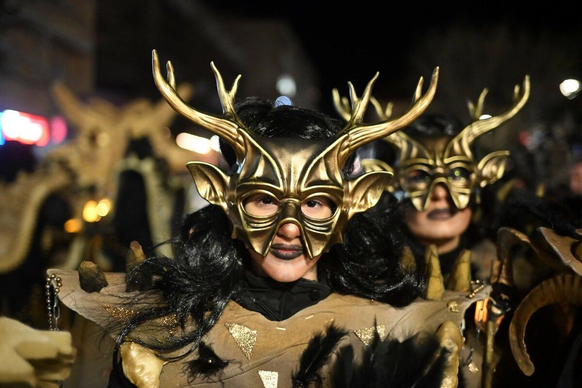 Kostümierte ziehen in Nordmazedonien durch die Straßen. Der Karneval zum Start der orthodoxen Fastenzeit lockt Tausende.