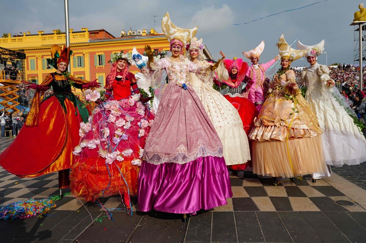 Künstler auf Stelzen beim Karneval von Nizza.