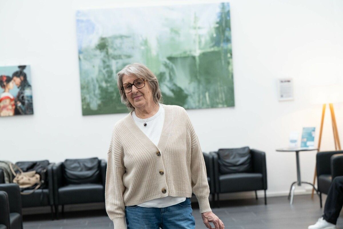 Künstlerin Hilde Fenkart. Das große Bild im Hintergrund hat sie gemalt. ⇒Alexandra Serra