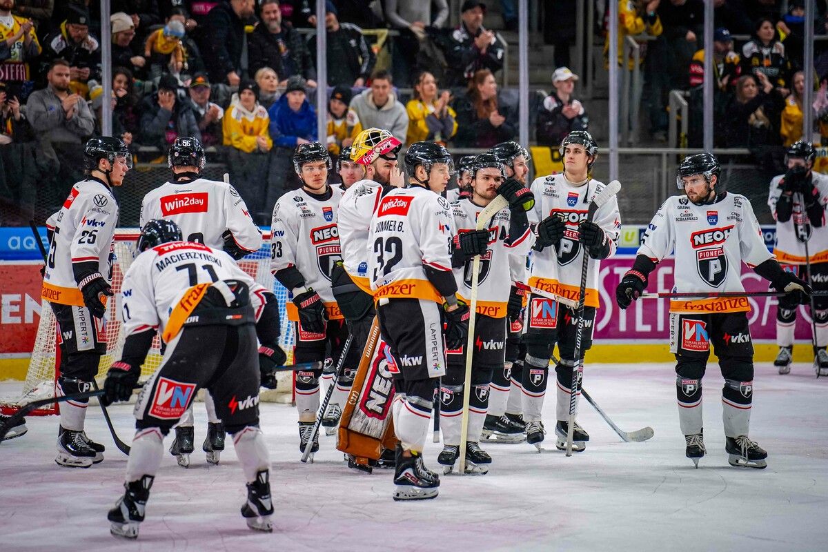 Lange Gesichter bei den Cracks der Pioneers Vorarlberg nach dem bitteren 0:1 bei den Vienna Capitals.⇒GEPA