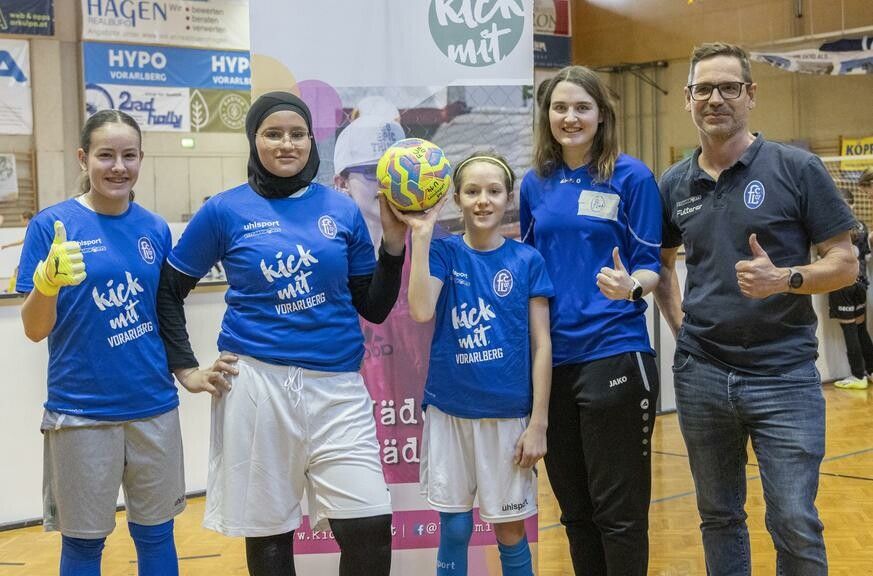 Laura, Asmaa, Kathi, Trainerin Anna Franz und Thomas Sperger (v. l.) haben nicht nur beim Hallenturnier miteinander Spaß.