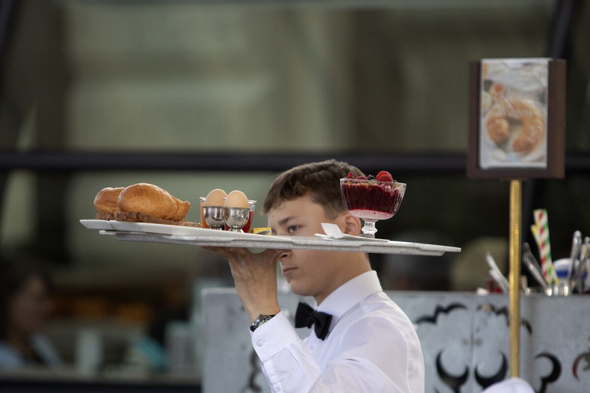 Lehrlinge in der Gastronomie würden inzwischen mehr verdienen als Auszubildende in der Metallindustrie, sagt Staatssekretärin Zehetner.⇒APA