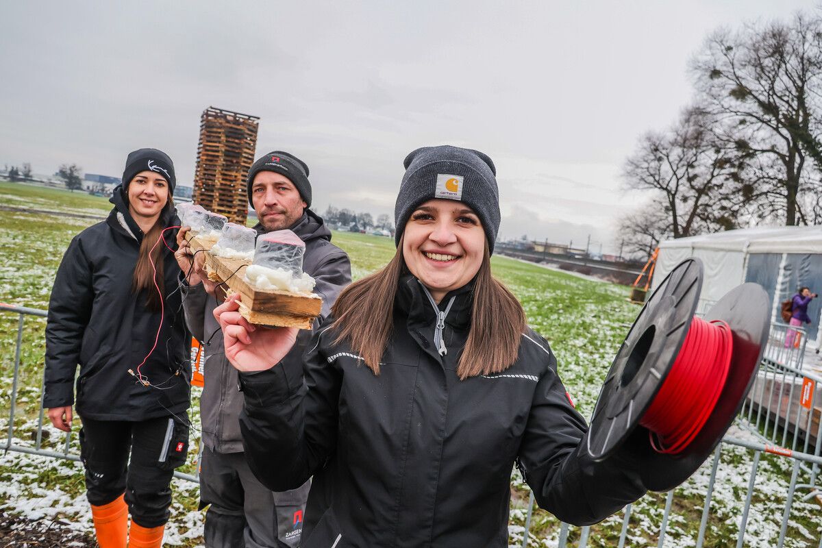 Leonie Gasser (r.) ist Hauptverantwortliche für die Pyrotechnik. Hier mit Vanessa Gasser (l.) und Michael Lecker. ⇒VN/Steurer