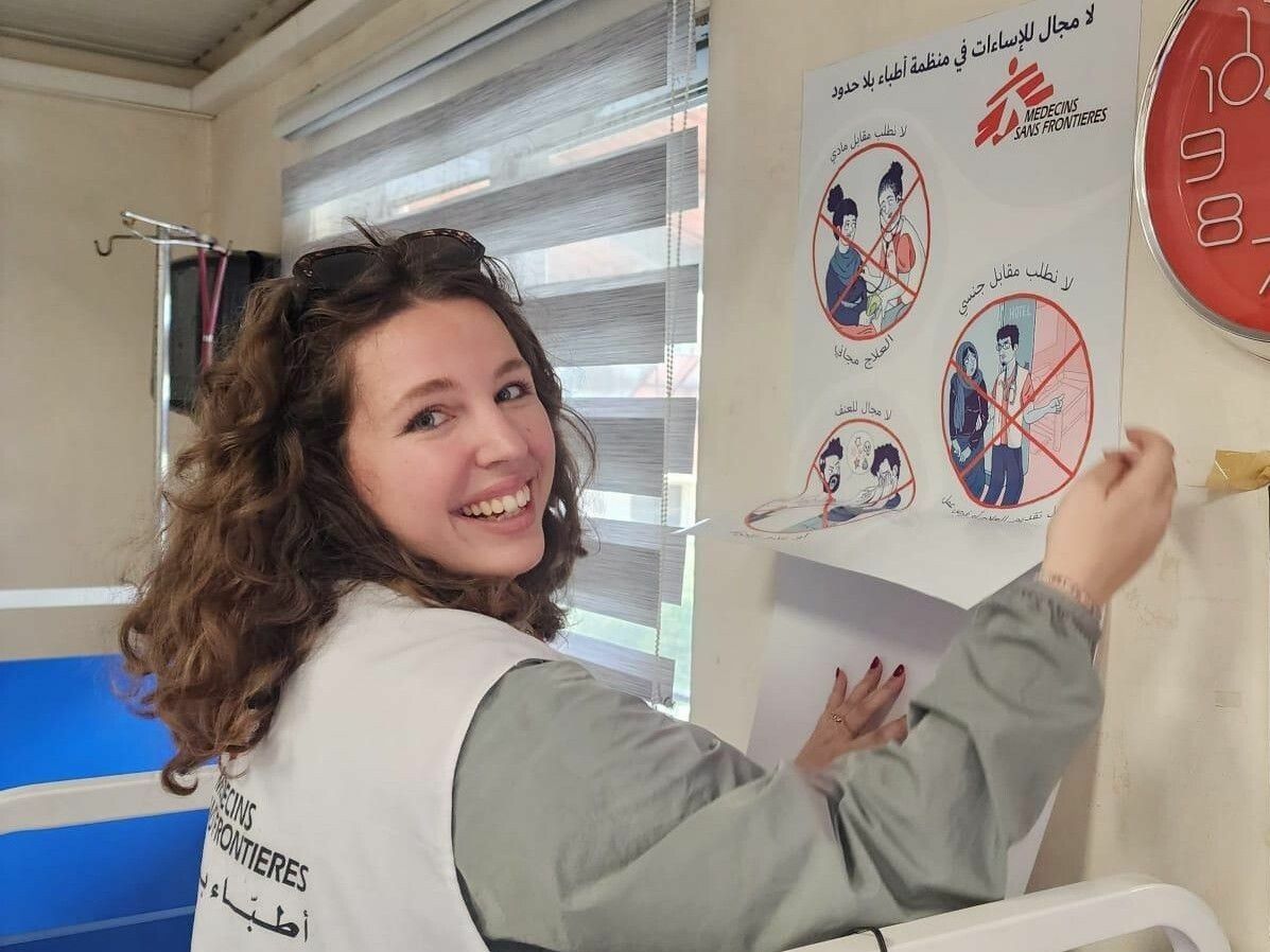 Lina Amann beim Aufhängen eines Plakats von Ärzte ohne Grenzen in einem Krankenhaus im Libanon.  ⇒Amann (3)