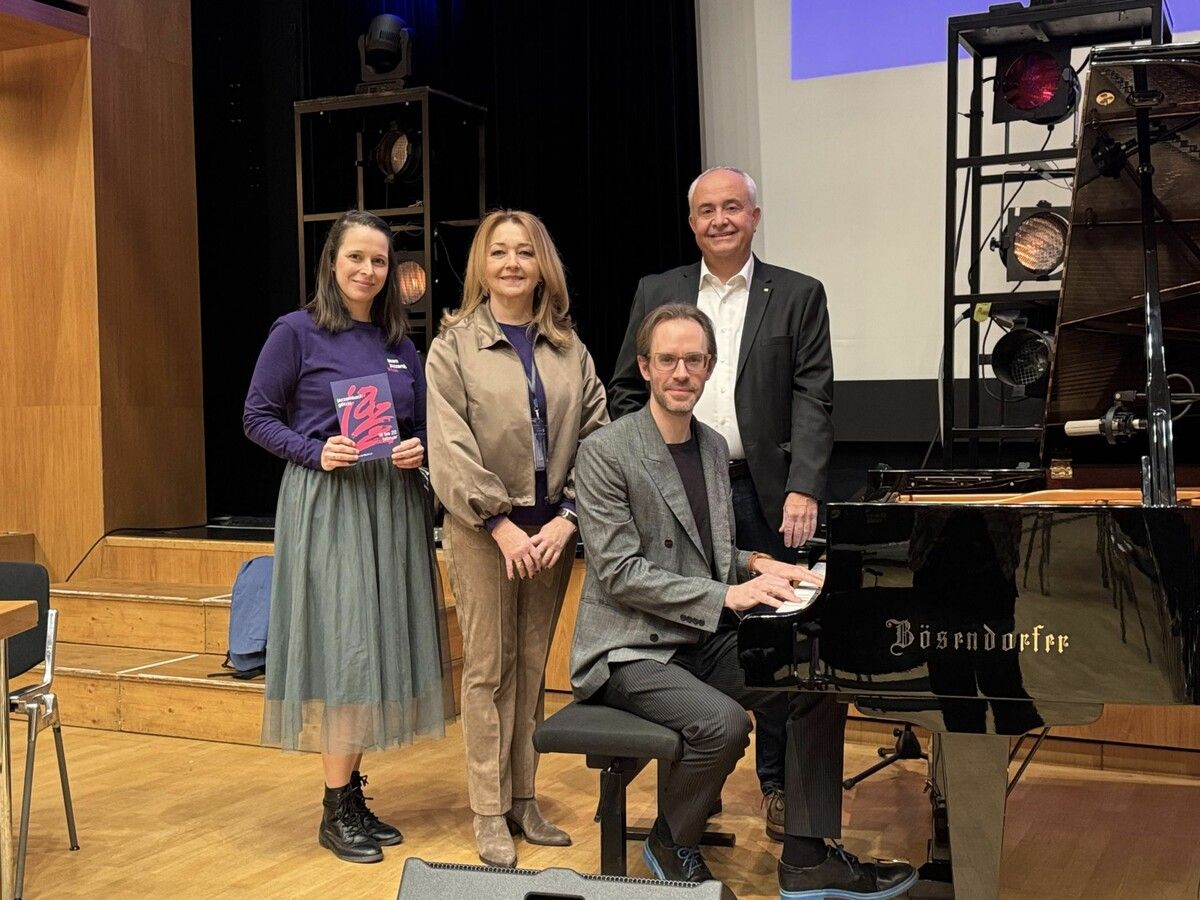 Lisa Schuler (Kulturbühne Ambach), Obfrau Edith Lampert (Verein jazzambach), Bürgermeister Manfred Böhmwalder und der künstlerische Leiter David Helbock bei der feierlichen Eröffnung des Festivals.⇒Sigrid Juen