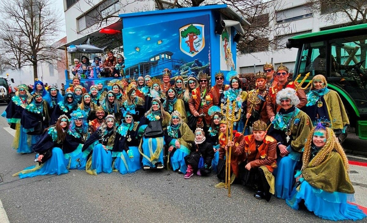 Lochau wurde zum närrischen Treffpunkt der Region. Die regierende Faschings- und Funkenzunft Bäumle als „Bäumler Unterwasserwelt“ unter dem Motto „Wir tauchen ab“ mit neuem Faschingswagen und im neuen Häs.⇒bms (3)