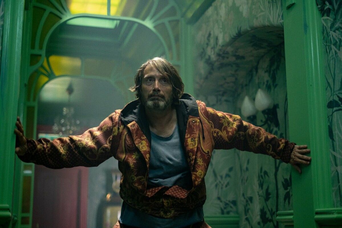 Mads Mikkelsen spielt den mysteriösen Nachbarn.⇒Lionsgate