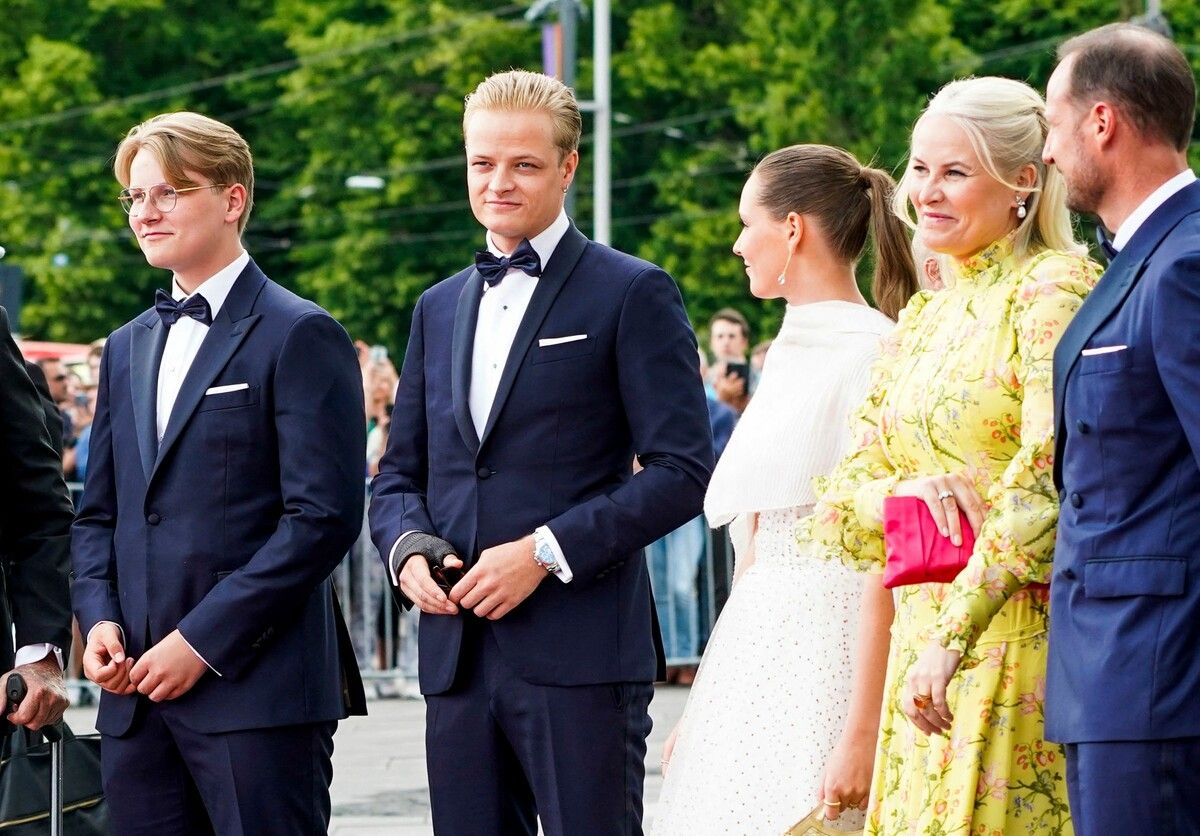 Marius Borg Høiby im Jahr 2022 mit der norwegischen Prinzessin Ingrid Alexandra, seiner Mutter, der norwegischen Kronprinzessin Mette-Marit und Norwegens Kronprinz Haakon.⇒AFP
