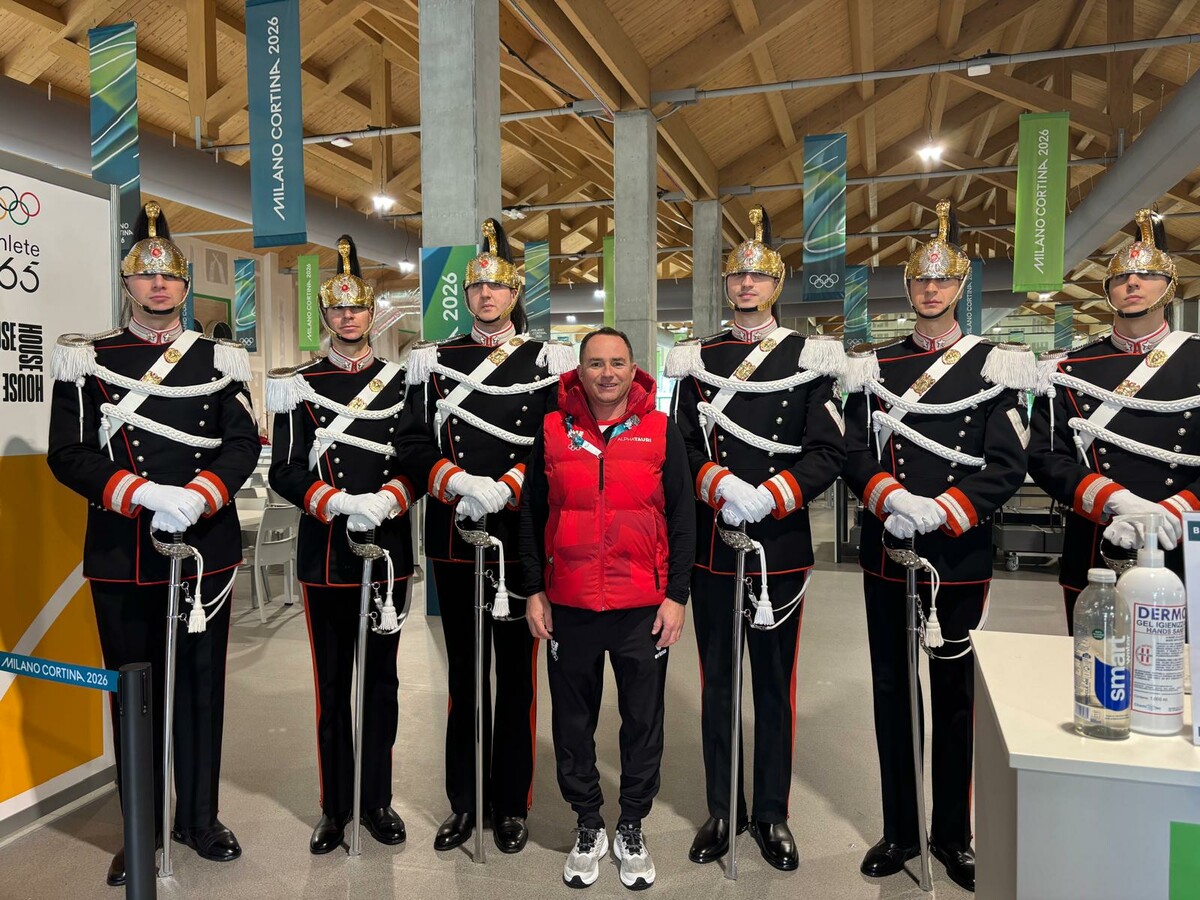 Markus „Mäx“ Hammerer inmitten der italienischen Ehrengarde der Carabinieri. ⇒privat