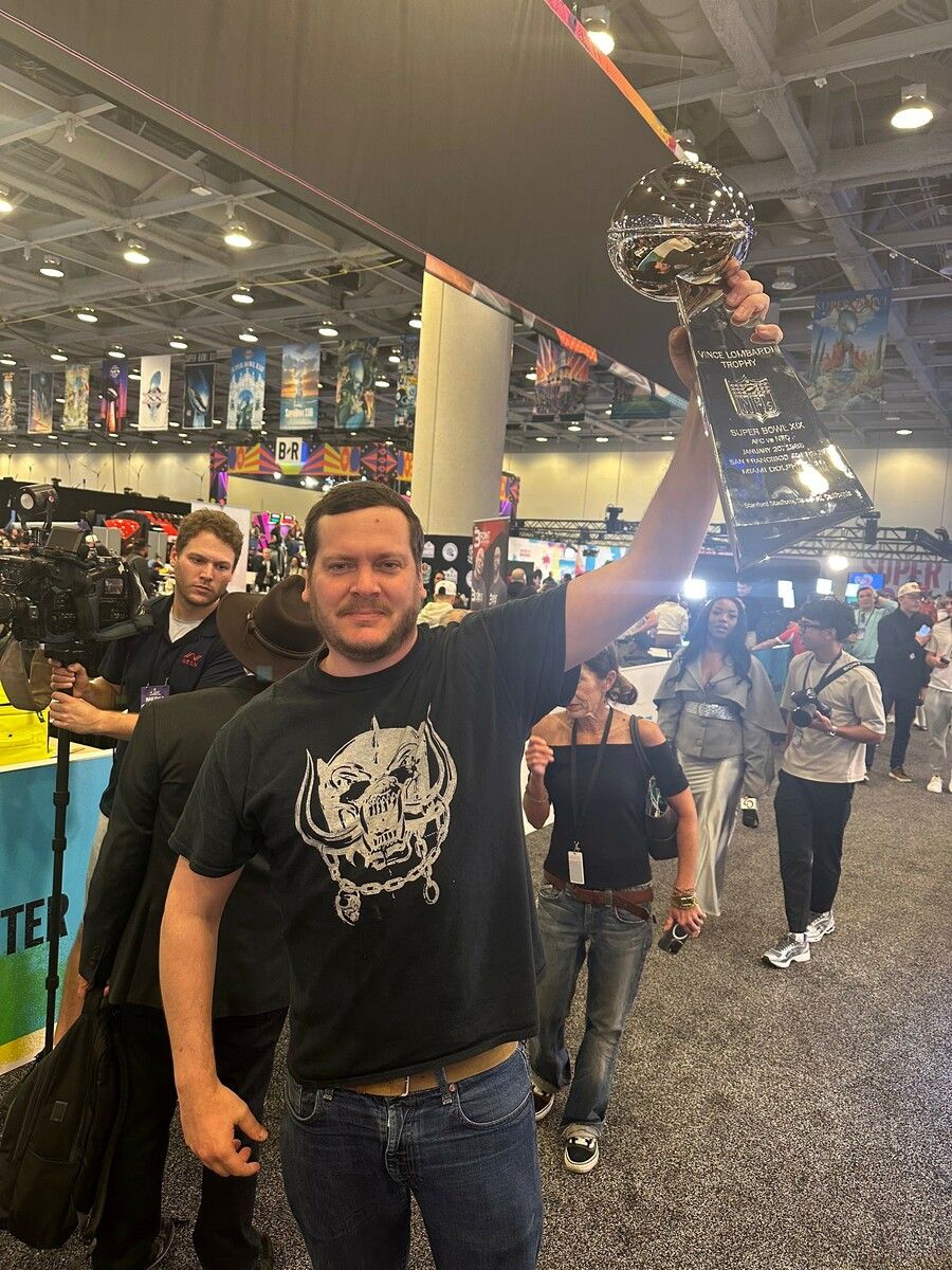 Martin Pfanner durfte vorab schon einmal die Orginal-Vince-Lombardi-Trophäe stemmen.⇒VN